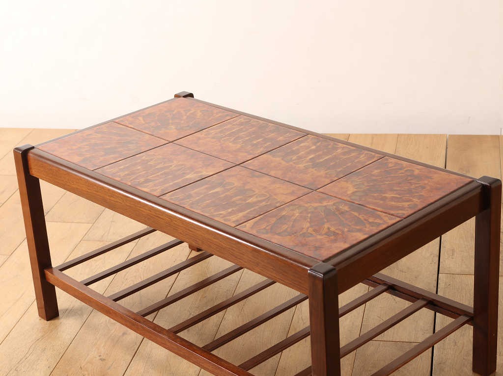 タイルトップコーヒーテーブル | ロイズ・アンティークス | ヨーロッパ