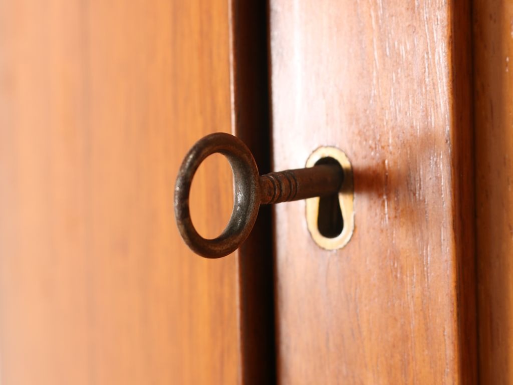 コーナーキャビネット | ロイズ・アンティークス | ヨーロッパの