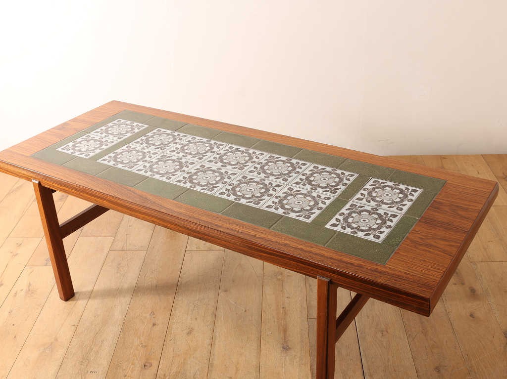 タイルトップコーヒーテーブル | ロイズ・アンティークス | ヨーロッパ